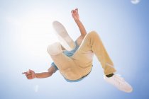 Mann springt in die Luft. — Stockfoto