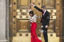 Пара танцює на сходах будівлі . — стокове фото