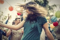 Männer und Frauen auf einer Party tanzen — Stockfoto