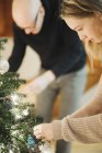 Vater und Tochter schmücken einen Weihnachtsbaum — Stockfoto