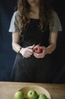 Femme épluchant une pomme avec un couteau . — Photo de stock