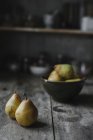 Peras frescas en la mesa . - foto de stock
