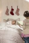 Женщина в постели в рождественское утро — стоковое фото