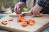 Человек режет морковь . — стоковое фото