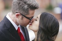 Чоловік і жінка цілуються.. — стокове фото