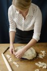Mujer haciendo pastel casero
. - foto de stock