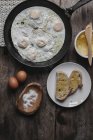 Plato de huevos, pan y salsa - foto de stock