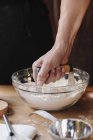 Pessoa usando um masher para suavizar a manteiga — Fotografia de Stock