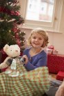 Ragazza scartando un peluche — Foto stock