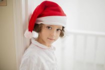Jeune fille dans un chapeau de Père Noël — Photo de stock