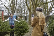Frau kauft Weihnachtsbaum — Stockfoto