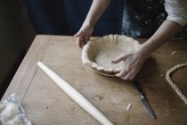Женщина делает пирог блюдо — стоковое фото