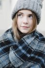 Teenager Mädchen in einem Schottenkarierten Schal — Stockfoto