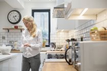 Frau macht eine Tasse Tee — Stockfoto