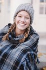 Teenager Mädchen in einem Schottenkarierten Schal — Stockfoto