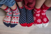 Pés de crianças em meias de Natal estampadas . — Fotografia de Stock