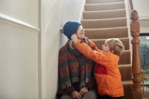 Junge zieht einen Hut vor seiner Mutter — Stockfoto