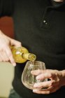 Mann schenkt Glas Wein ein — Stockfoto