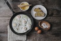 Piatto di uova, pane e salsa — Foto stock