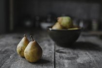 Peras frescas em uma mesa de cozinha — Fotografia de Stock