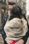 Любовники целуются в слегка падающем снегу — стоковое фото