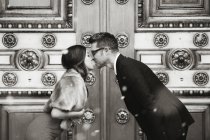 Мужчина и женщина целуются — стоковое фото