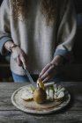 Жінка нарізає свіжі груші — стокове фото