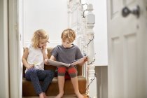 Kinder lesen gemeinsam ein Buch. — Stockfoto