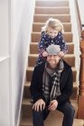 Mann sitzt mit Mädchen auf der Treppe — Stockfoto