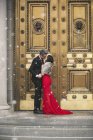 Paar küsst sich auf den Stufen eines Gebäudes. — Stockfoto