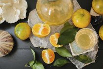 Table avec des mandarines tranchées — Photo de stock