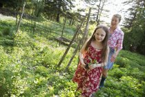 Mädchen spaziert mit Frau durch Gärten — Stockfoto