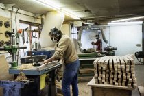 Uomo che lavora su un pezzo di legno . — Foto stock