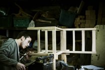 Чоловік працює в майстерні меблевика — стокове фото