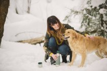 Donna accarezzando un cane — Foto stock