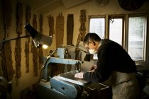 Чоловік працює в майстерні меблевика — стокове фото