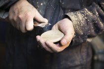 Mann hält Holzscheibe in der Hand — Stockfoto