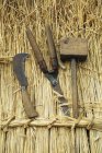 Деревянный молоток, ножницы и крючок для клюва — стоковое фото