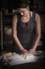 Mulher que prepara a massa de farinha de biscoitos — Fotografia de Stock