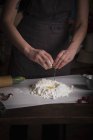 Женщина готовит тесто для печенья — стоковое фото