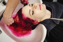 Жіночий салон клієнт промиває волосся — стокове фото