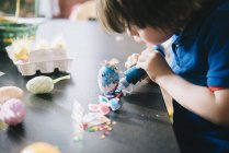 Criança que decora ovos na Páscoa — Fotografia de Stock