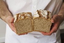 Bäcker mit einem frisch gebackenen Laib — Stockfoto