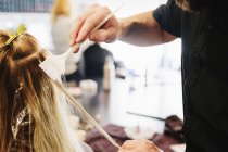 Раскрашиватель волос с помощью кисти — стоковое фото