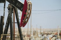 Сырая нефть добывается с месторождений — стоковое фото