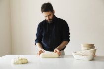 Пекарь формирует хлебное тесто — стоковое фото