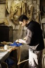 Человек, работающий в столярной мастерской — стоковое фото