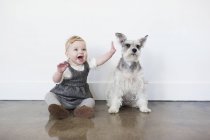 Petite fille et un chien — Photo de stock