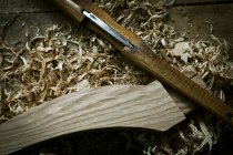 Резец и деревянный предмет с деревянной стружкой — стоковое фото