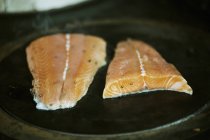 Filetes de peixe sendo frito em um fogão . — Fotografia de Stock